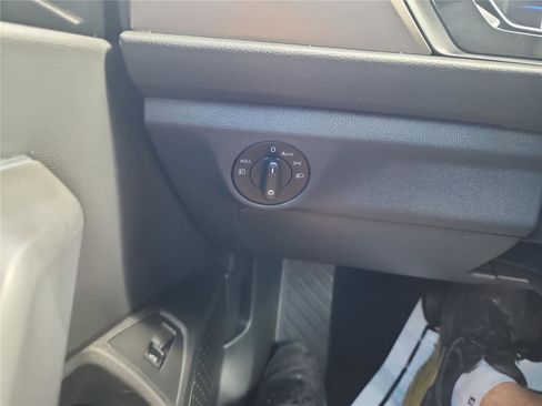 Used 2020 Volkswagen Jetta SEL Premium image 32