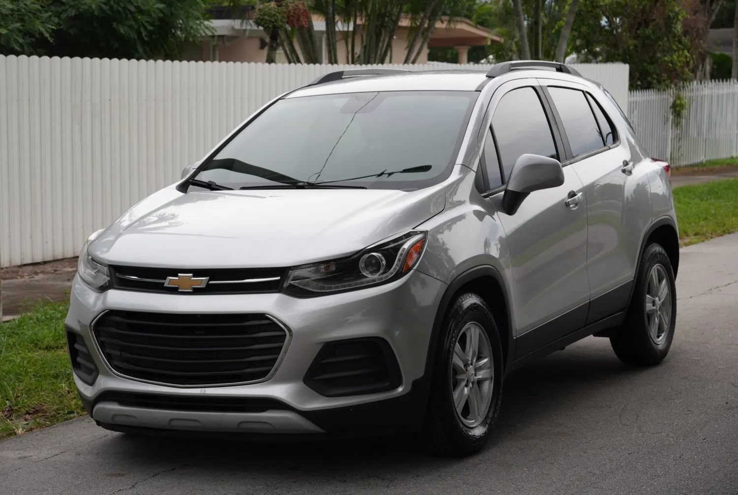 Used 2021 Chevrolet Trax LT w/ LT Convenience Package FWD image 4