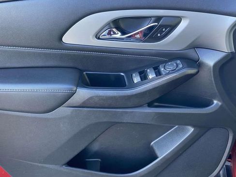 Used 2023 Chevrolet Traverse LT image 16