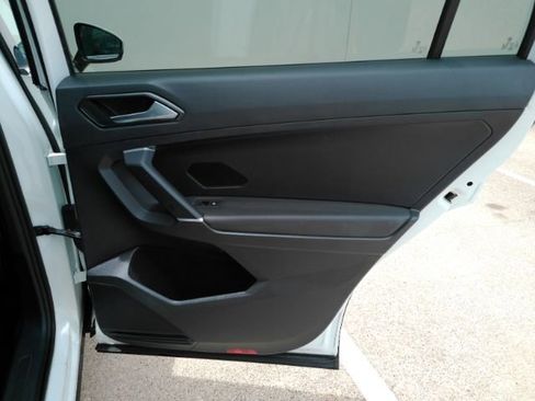 Used 2018 Volkswagen Tiguan SE w/ Panoramic Sunroof Package FWD image 22