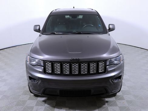 Used 2017 Jeep Grand Cherokee Altitude RWD image 4