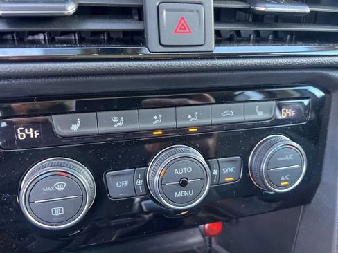 Used 2024 Volkswagen Taos SE w/ Panoramic Sunroof Package image 7