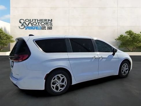 Used 2024 Chrysler Pacifica Limited FWD image 34