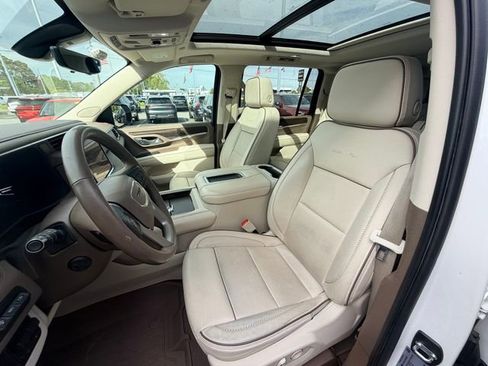 Used 2022 GMC Yukon XL Denali w/ Denali Premium Package image 13
