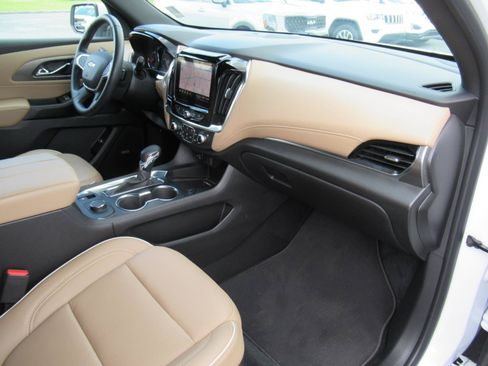 Used 2023 Chevrolet Traverse Premier FWD image 11