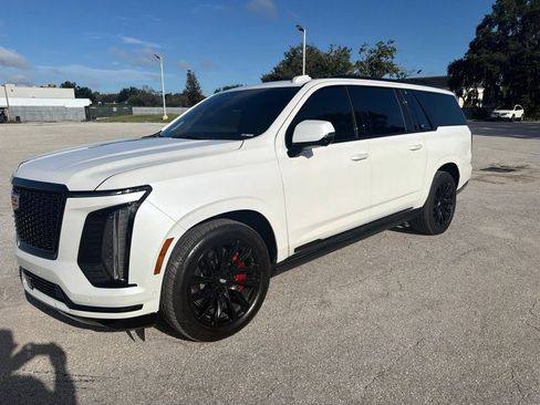 Used 2025 Cadillac Escalade ESV Sport Platinum AWD/4WD image 4