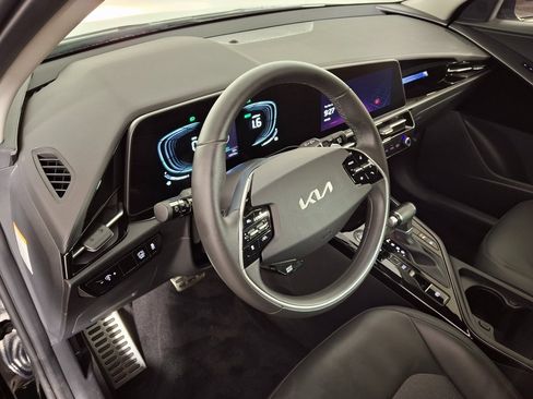 Used 2023 Kia Niro EX Touring image 11