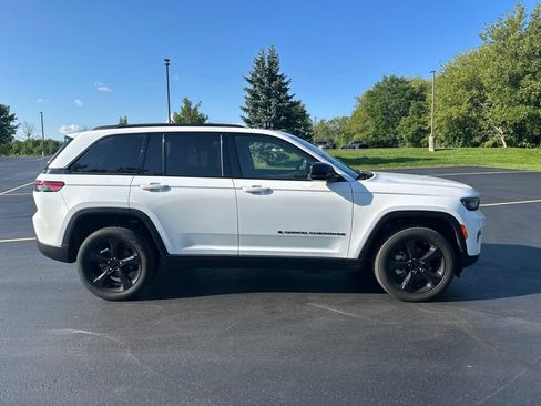 Used 2023 Jeep Grand Cherokee Limited w/ Black Appearance Package AWD/4WD image 2