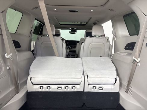 Used 2021 Chrysler Pacifica Limited w/ Uconnect Theater Family Group image 25