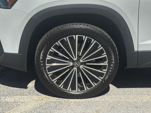 Used 2025 Volkswagen Taos SE image 31