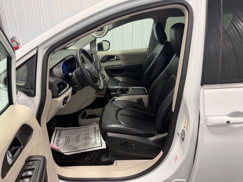 Used 2023 Chrysler Pacifica Touring-L FWD image 7