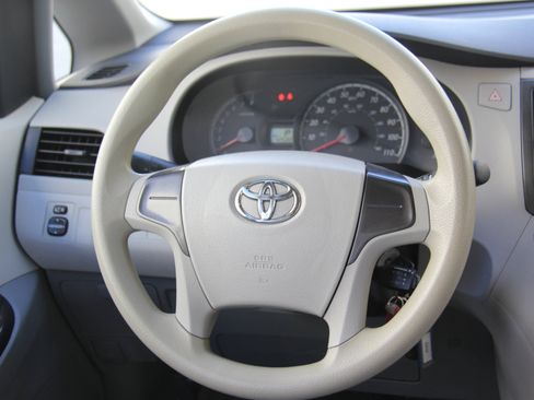 Used 2014 Toyota Sienna L image 11