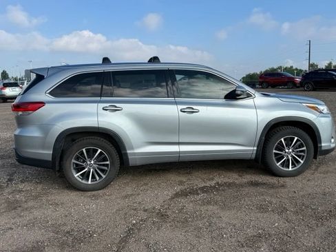 Used 2018 Toyota Highlander XLE AWD/4WD image 6