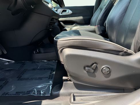 Used 2019 Chrysler Pacifica Limited w/ S Appearance Package FWD image 42