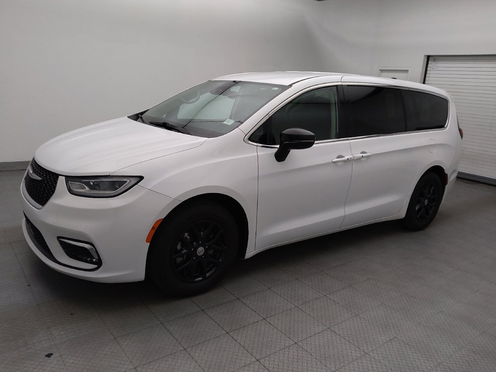 Used 2024 Chrysler Pacifica Touring-L FWD image 2
