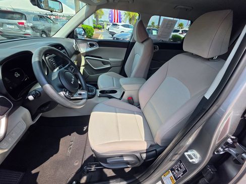 Used 2023 Kia Soul LX w/ LX Technology Package FWD image 14