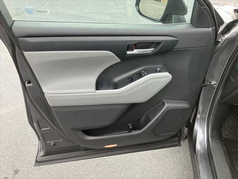 Certified 2023 Toyota Highlander XLE image 14