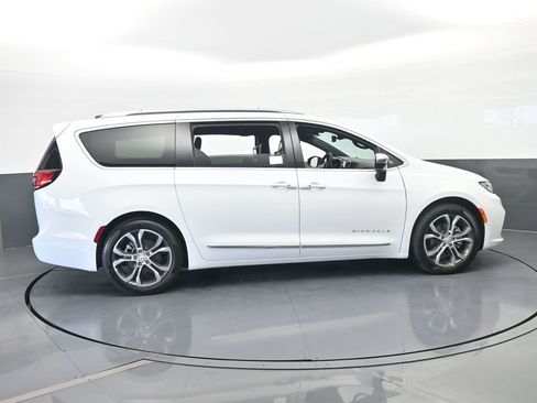 New 2026 Chrysler Pacifica Pinnacle image 7