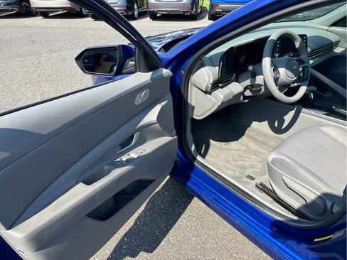 Used 2022 Hyundai Elantra SE w/ Preferred Accessory Package FWD image 7