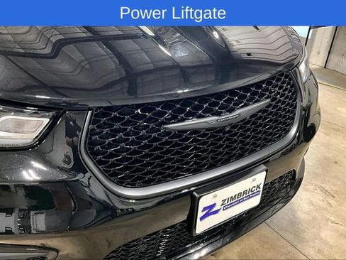 Used 2024 Chrysler Pacifica Premium FWD image 28