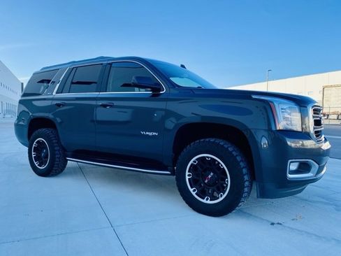 Used 2017 GMC Yukon SLT image 3