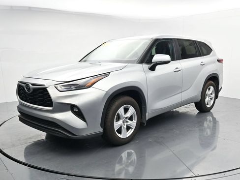 Used 2024 Toyota Highlander LE AWD/4WD image 4