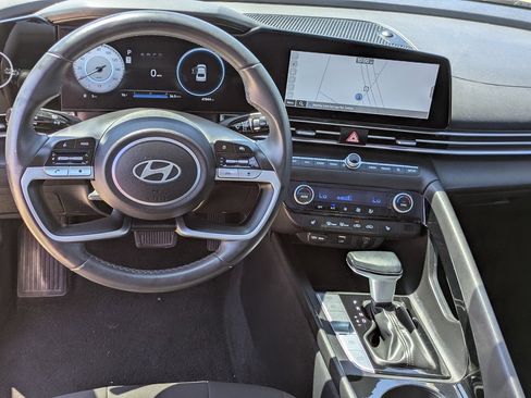 Used 2025 Hyundai Elantra SEL FWD image 12