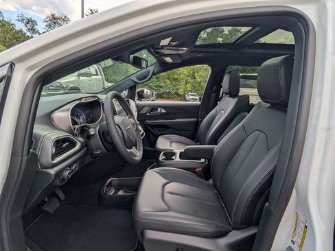 New 2026 Chrysler Pacifica Select image 11
