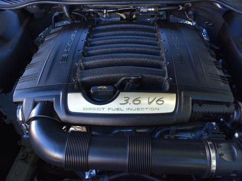 Used 2018 Porsche Cayenne Platinum Edition image 52