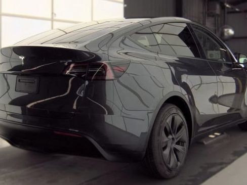 Used 2025 Tesla Model Y Long Range RWD image 3