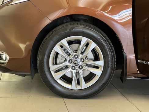 Used 2021 Toyota Sienna Limited FWD image 11