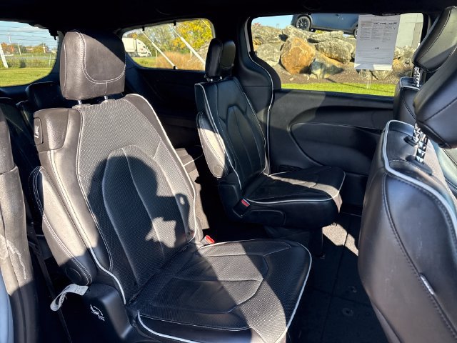 Used 2025 Chrysler Pacifica Limited FWD image 14