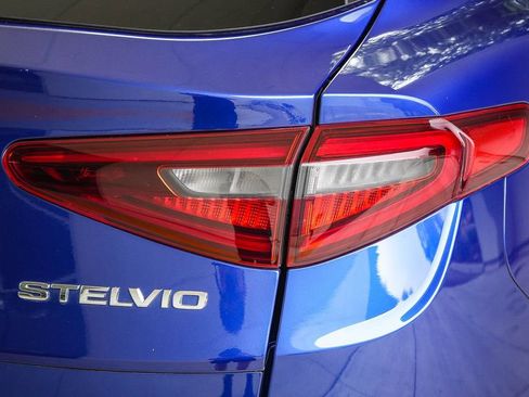 Used 2022 Alfa Romeo Stelvio Ti AWD/4WD image 7