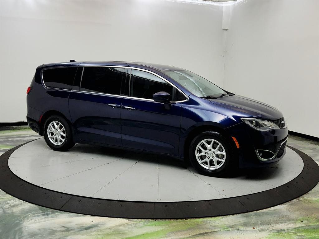 Used 2020 Chrysler Pacifica Touring FWD image 3