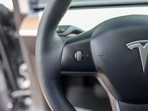 Used 2023 Tesla Model Y AWD image 13