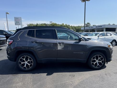 Used 2024 Jeep Compass Limited AWD/4WD image 4