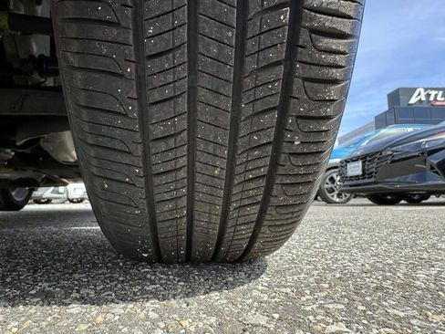 Used 2025 Hyundai Venue SE FWD image 32