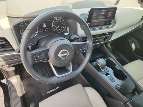 Used 2024 Nissan Rogue SV w/ SV Premium Package FWD image 10