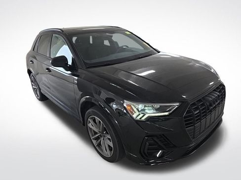 Used 2023 Audi Q3 2.0T Premium w/ Black Optic Sport Package image 2
