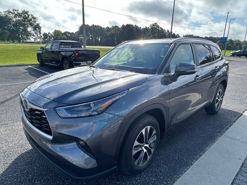 Used 2024 Toyota Highlander XLE FWD image 4