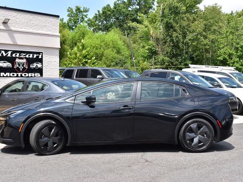 Used 2025 Toyota Prius LE FWD image 4