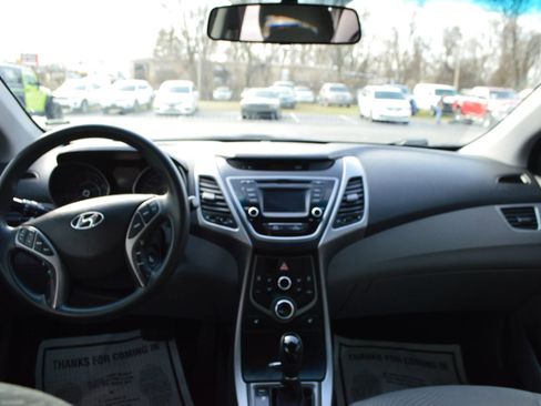 Used 2014 Hyundai Elantra SE w/ Option Group 02 FWD image 17