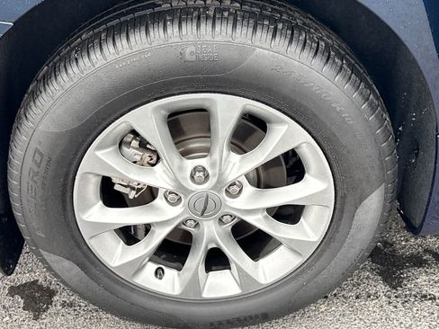 Used 2024 Chrysler Pacifica Touring-L image 11