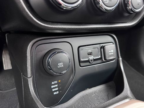 Used 2017 Jeep Renegade Sport w/ Power & Air Group image 22