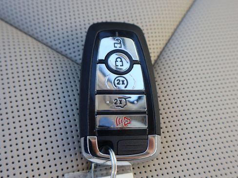 Used 2025 Lincoln Corsair Reserve image 32