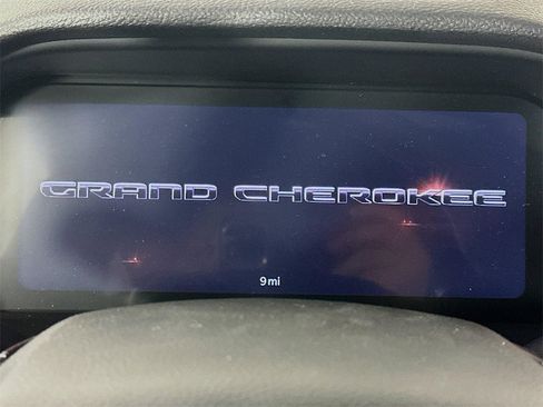 New 2025 Jeep Grand Cherokee Altitude image 11