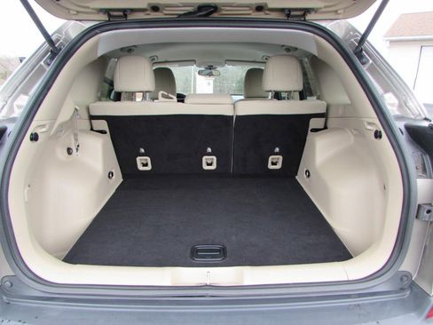 Used 2019 Jeep Cherokee Latitude w/ Cold Weather Group image 28