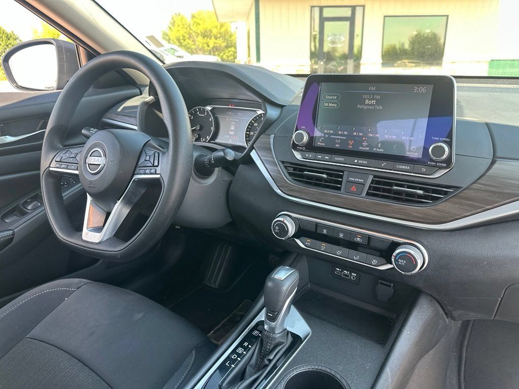 Used 2025 Nissan Altima 2.5 SV AWD/4WD image 32