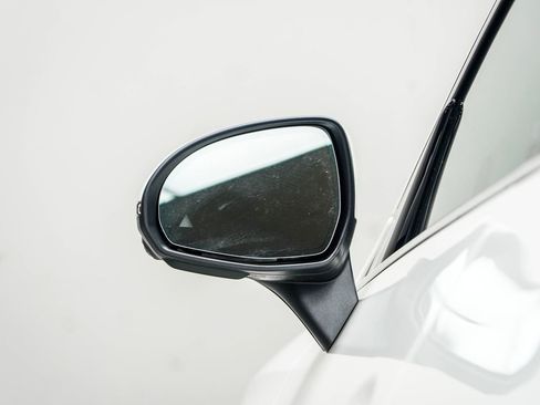 Used 2025 Mercedes-Benz GLC 300 4MATIC image 15