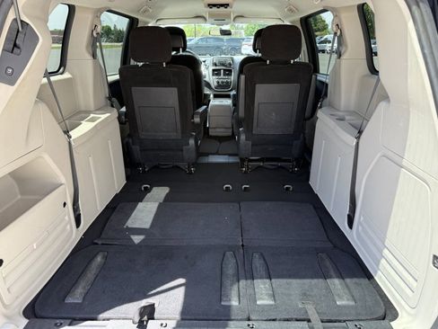 Used 2016 Dodge Grand Caravan SXT FWD image 18